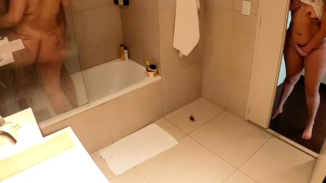 Wannafuckthatass Takes Sunny Lane from Behind While the Water Runs