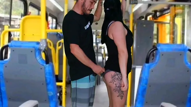 Brunette Jennifer Pimenta grinds on Kasallpimenta on a bus