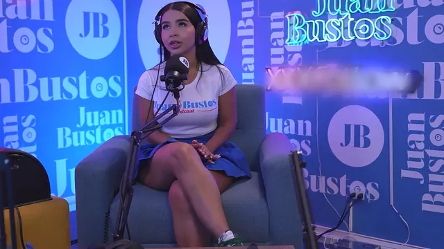 Influencer AngieLorennaOficial masturbates with a vibrator, nothing censored