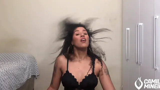 Married woman with a big ass rubs herself to orgasm
