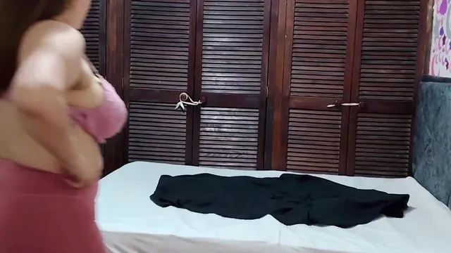 Curvy Latina MILF Camila Twerks Her Big Booty Naked
