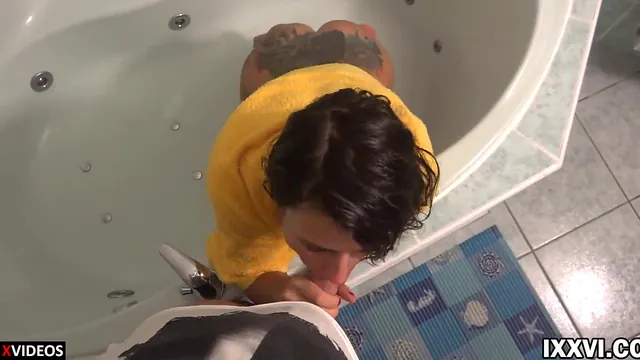Vira Gold fucks brunette Camilla Moon in a bathroom and finishes on the face