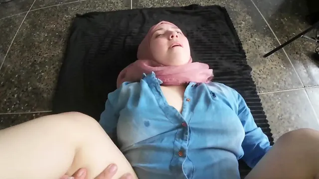 Curvy Arab Amateur Couple Fucks Doggystyle and Deepthroats