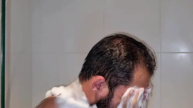 Bianca Naldy gets joined in the bath by Leo skull and things get wet