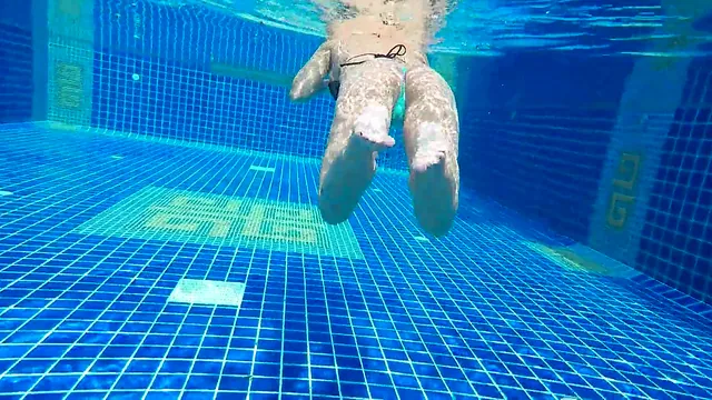 Kingfit Cums Hard Thanks to a Blonde at the Public Pool