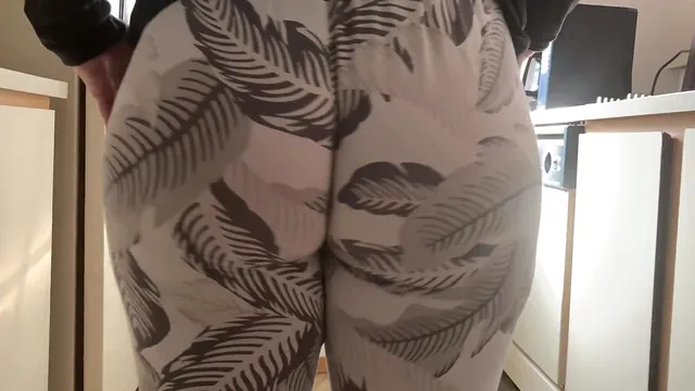 Curvy BBW MILF Shows a Huge Booty in a Wedgie in the Kitchen