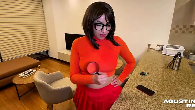 Agustina Rey dresses as Velma and gets Felum to help crack the case