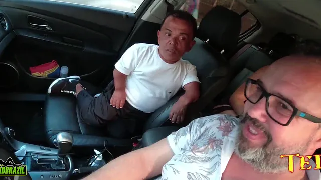 Pamela Pantera and Zezinho Teves take a dwarf from the square for a car ride