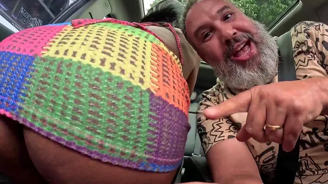Iara Alves climbs into the car with Binho Ted and gets her hairy ass fucked