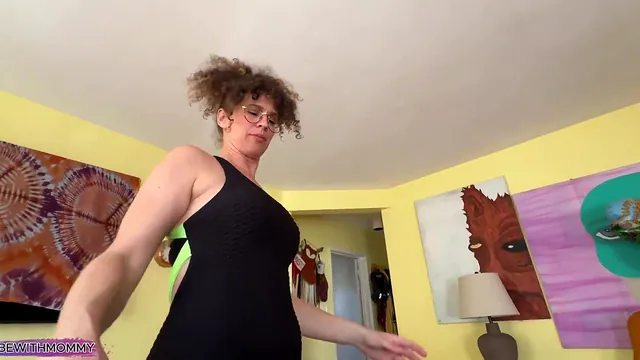 Friend's Stepmom Vibewithmolly Swallows Cock in Torn Yoga Pants