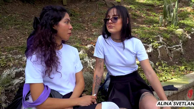 Two rebellious Latina women get into lesbian kissing and scissoring