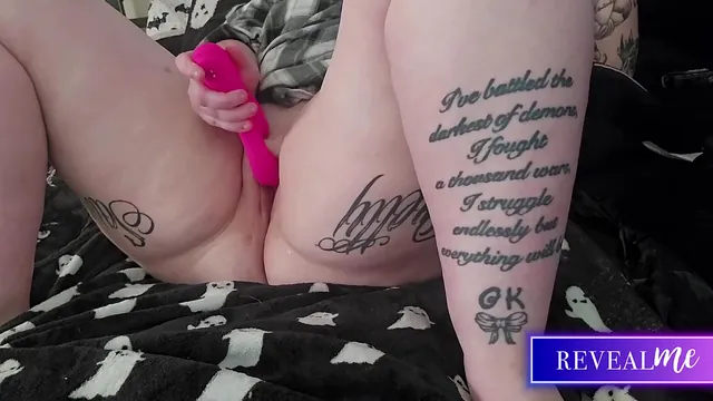 Curvy Bunny_Cummings gets herself off with a vibrator in bed, part 2
