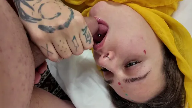 Sexy Afghan beauty Mari Galore gives Qombol a super blowjob