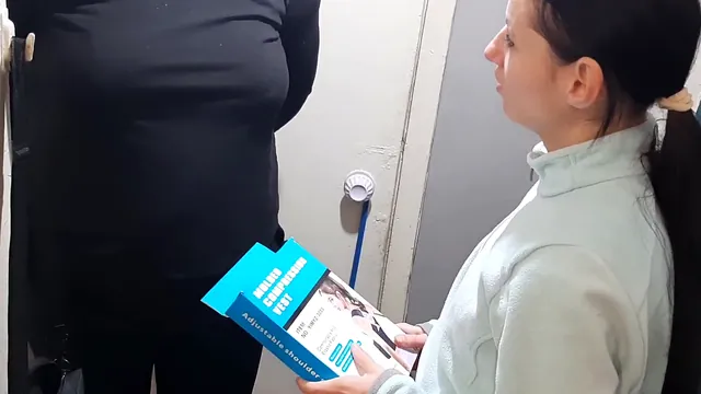 Courier gets thanked with licking and dirty Russian talk after a big discount