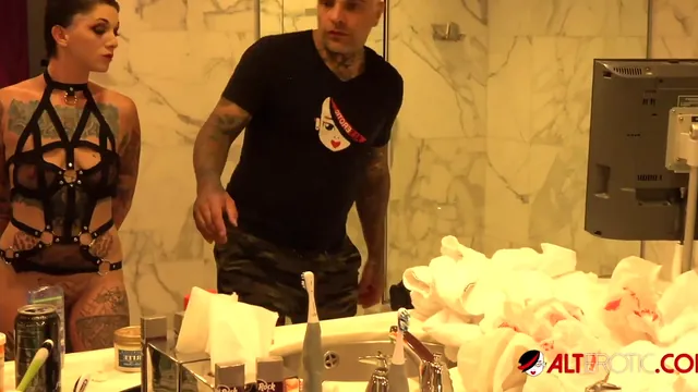 Sully Savage gives a blowjob while getting a tattoo