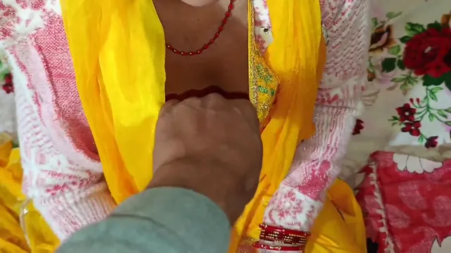 Beautiful Desi maid wife gives Cauple95 a blowjob and talks dirty in Hindi