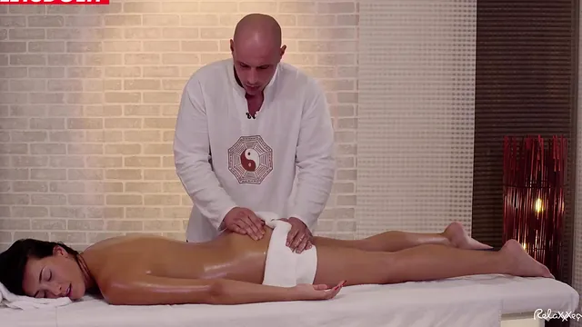 Anna Rose Receives an Oiled Massage with a Happy Ending Between Holidays