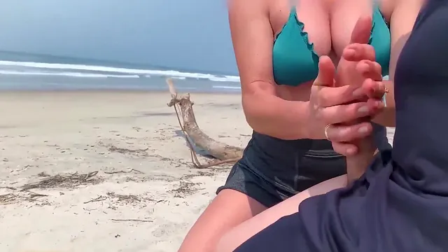 Jane R brings a man to a finish on the beach with everyone watching