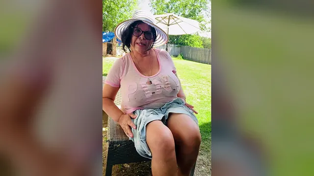 Wet Tight Pussy Reaches Orgasm While Washing Corn Cob